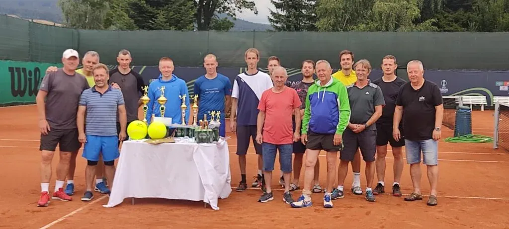 Společná fotografie účastníků turnaje za stolem s cenami.
