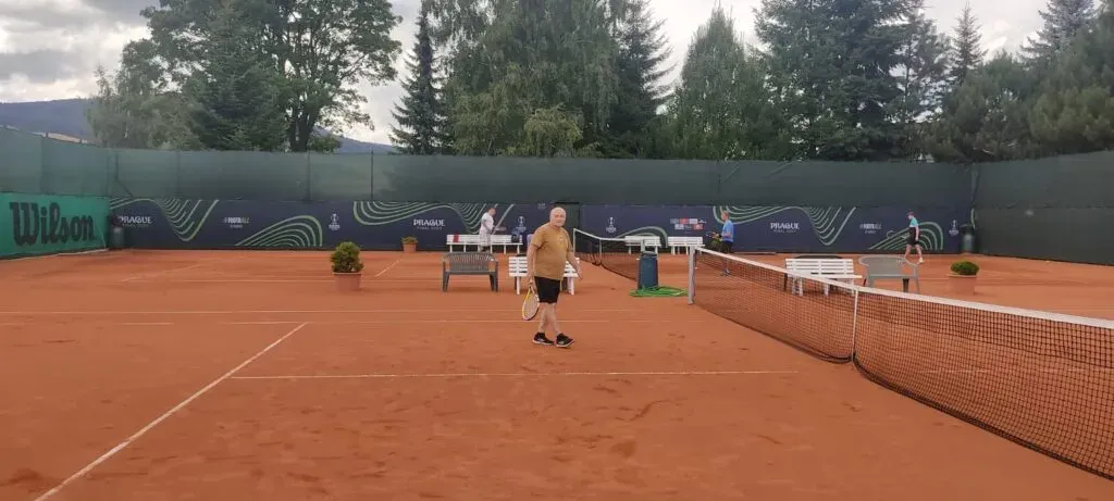 Rozehraný zápas ve čtyřhře na antukovém kurtu v Červené Vodě.